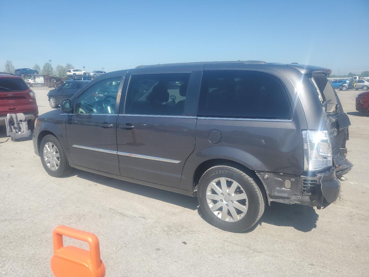 2015 Chrysler Town & Country Touring - Фото 2