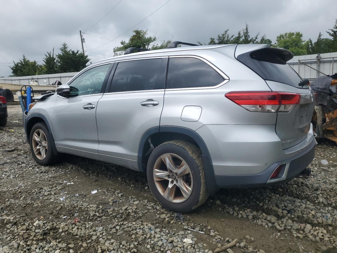 2017 Toyota Highlander Limited - Image 2