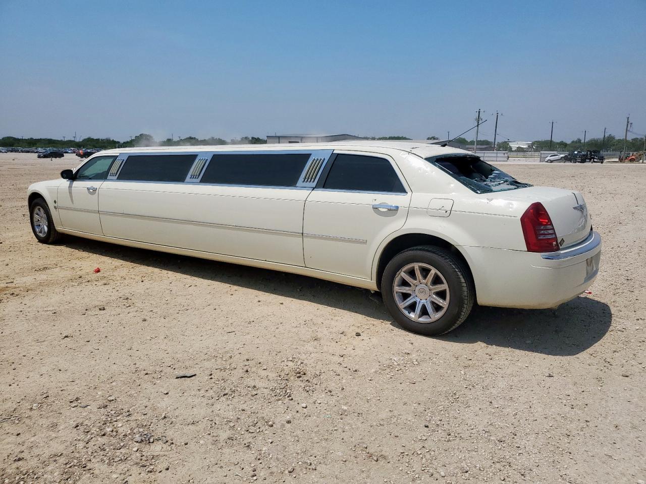 2006 Chrysler 300C - Image 2