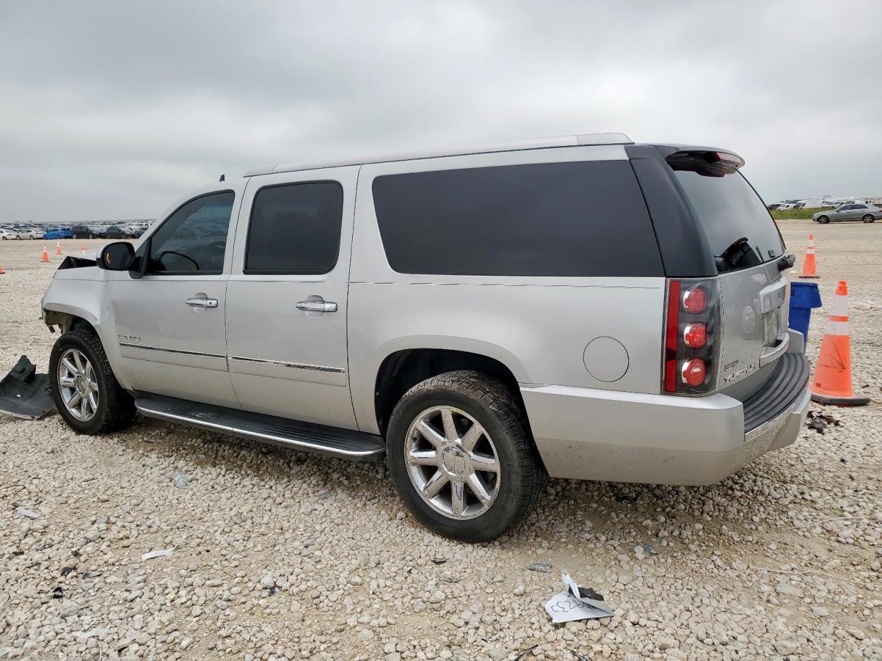 2010 GMC Yukon Xl Denali - Image 2