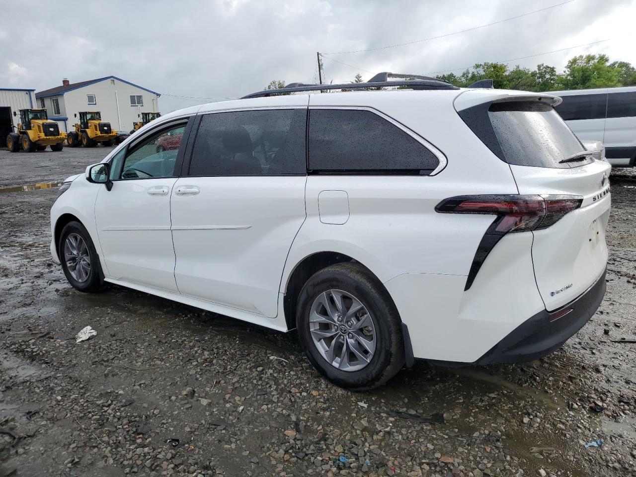 2025 Toyota Sienna Le - Фото 2