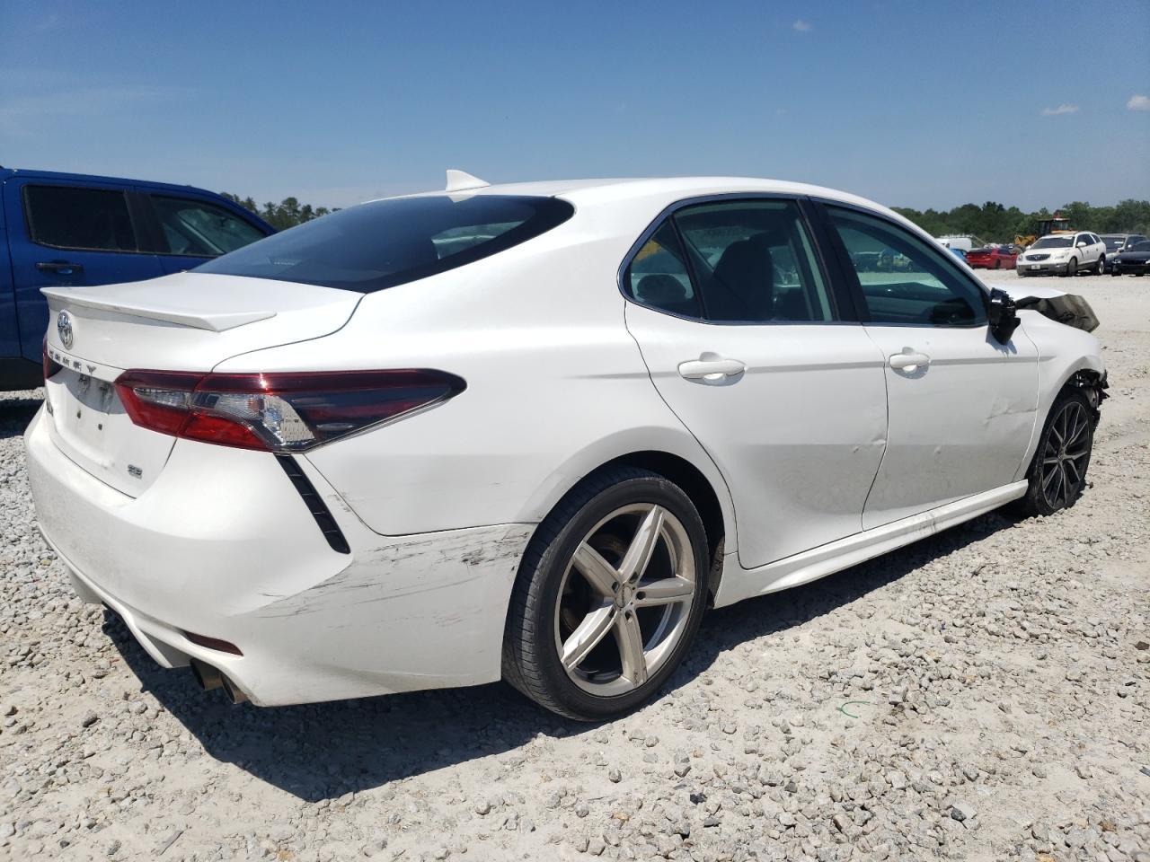2021 Toyota Camry Se - Фото 3