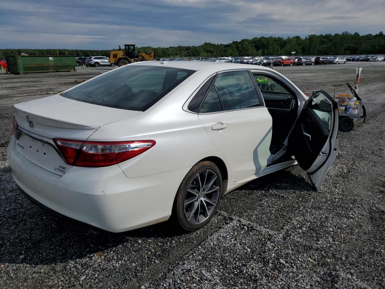 2015 Toyota Camry Le - Image 3