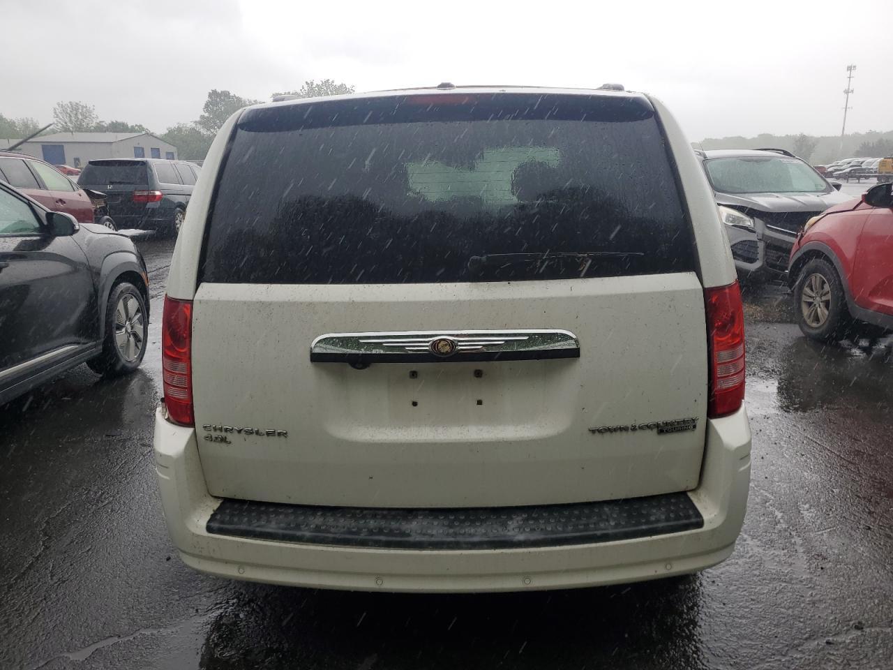 2010 Chrysler Town & Country Touring Plus - Фото 6