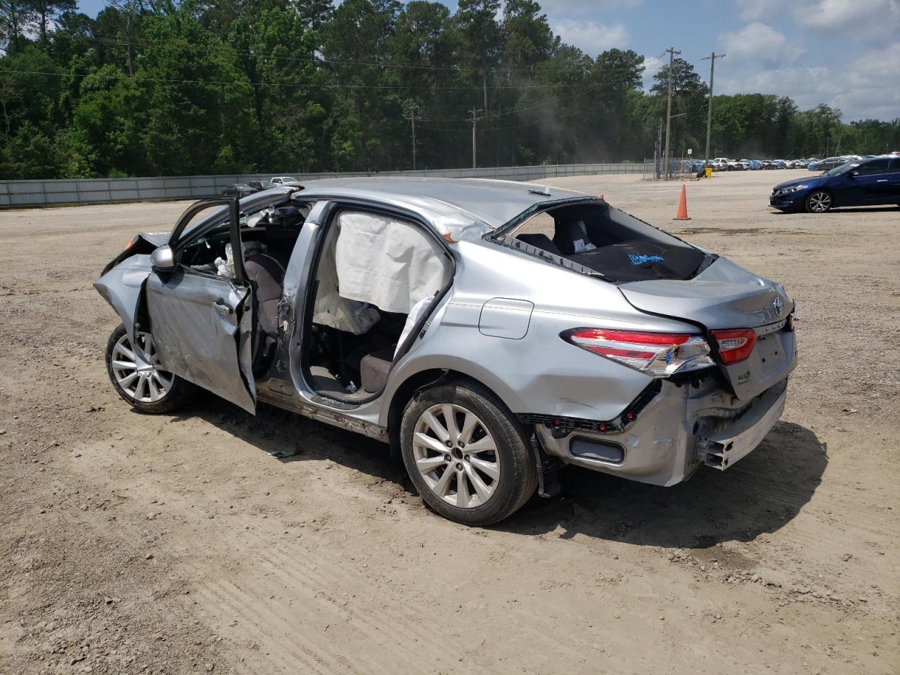 2020 Toyota Camry Le - Фото 2