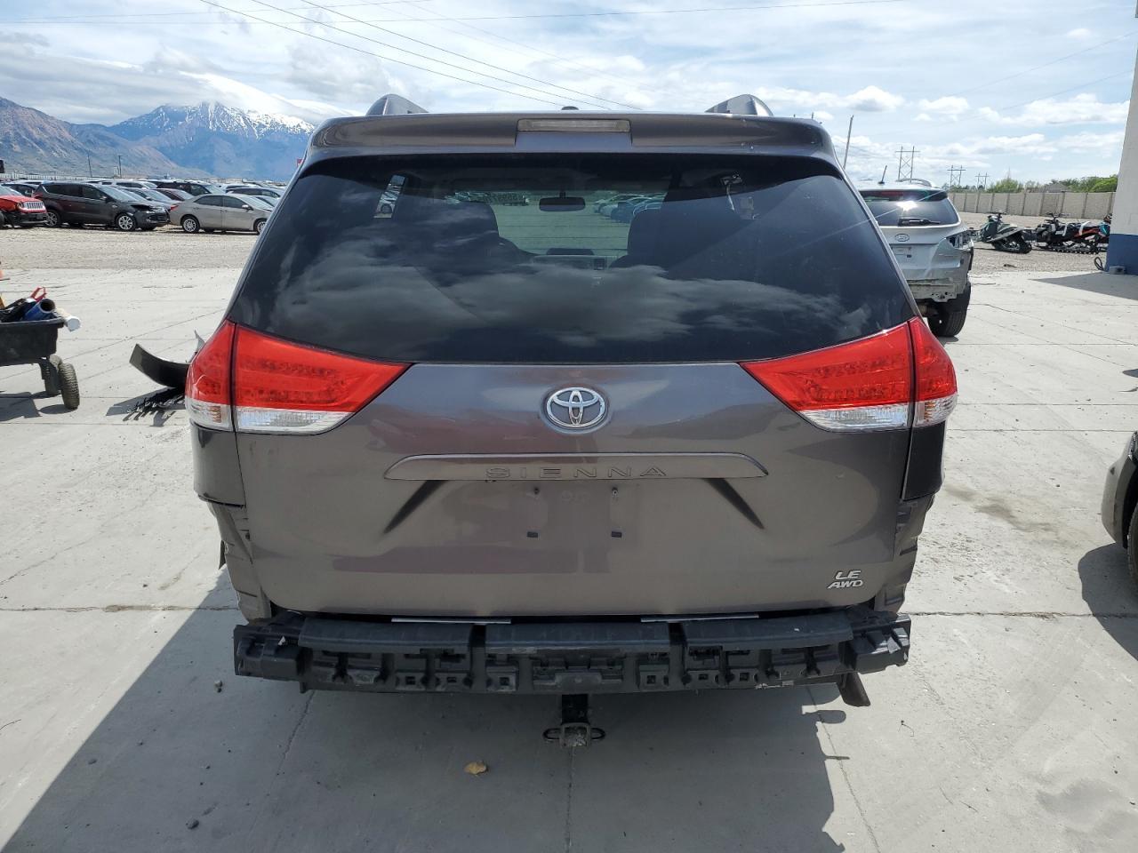 2011 Toyota Sienna Le - Фото 6