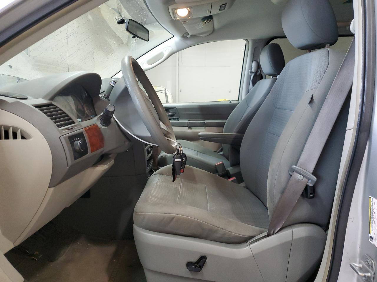 2009 Chrysler Town & Country Lx - Image 7