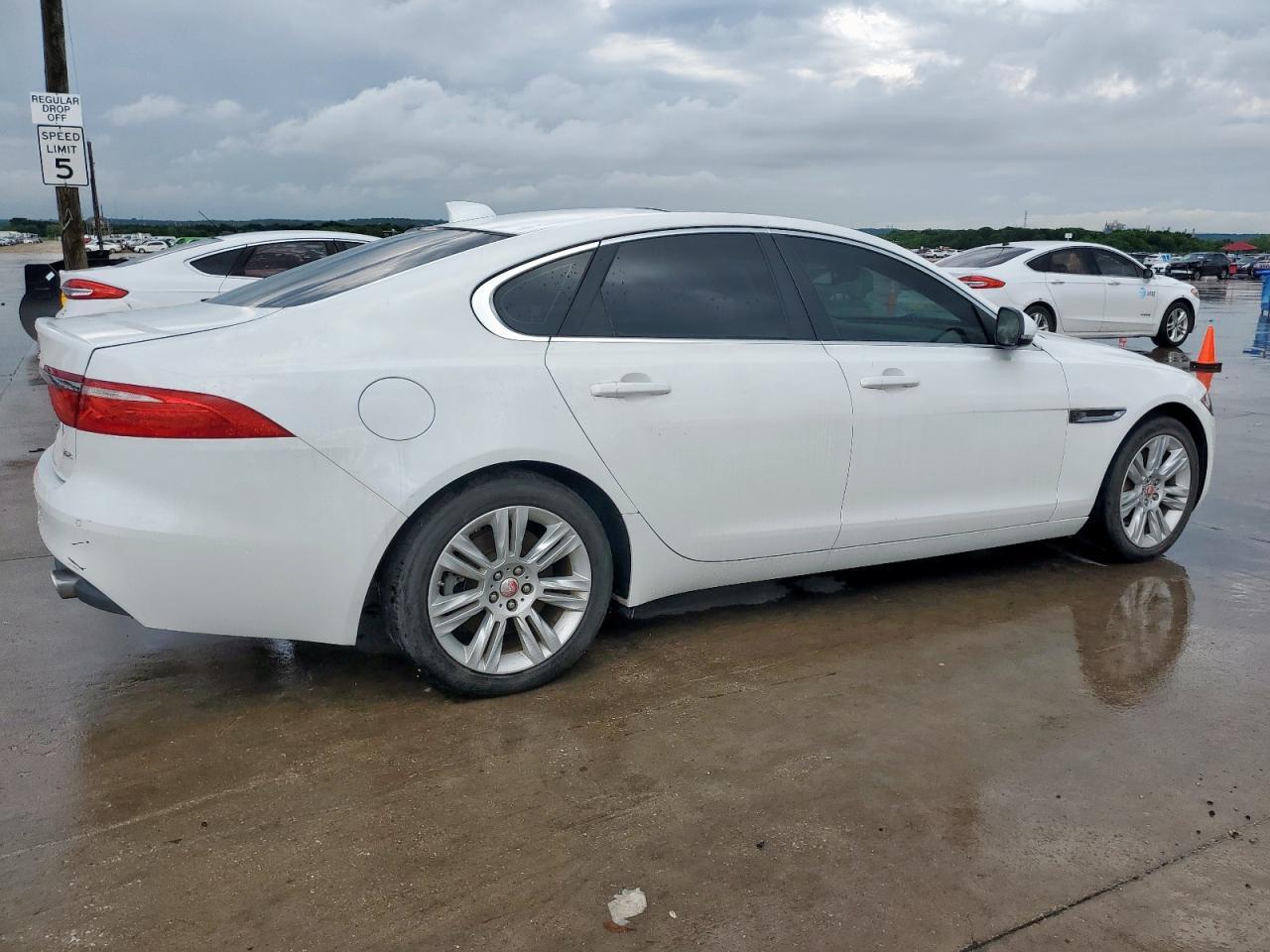 2016 Jaguar Xf Premium - Image 3