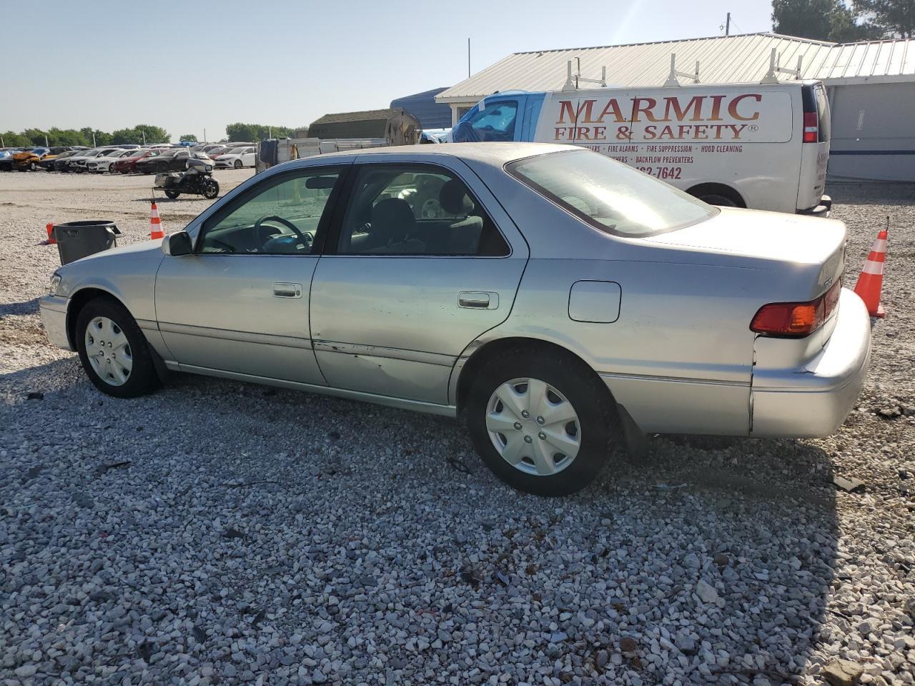 2001 Toyota Camry Ce - Фото 2