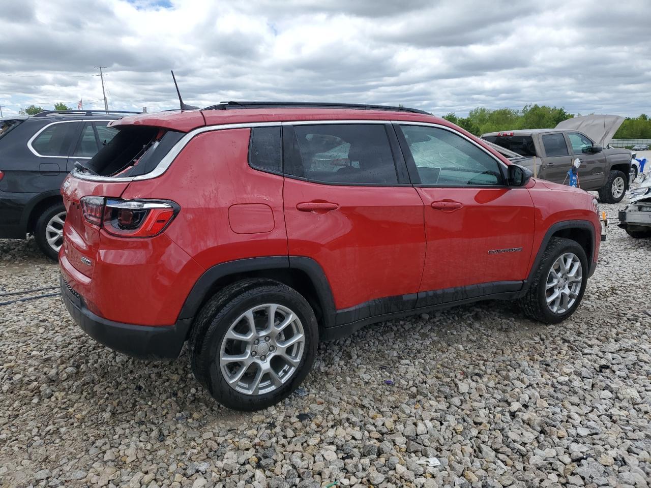 2023 Jeep Compass Latitude Lux - Image 3