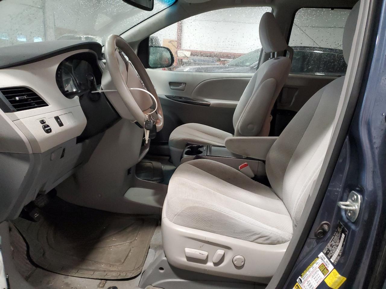 2014 Toyota Sienna Le - Image 7