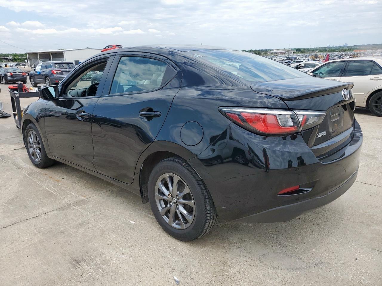2020 Toyota Yaris L - Фото 2