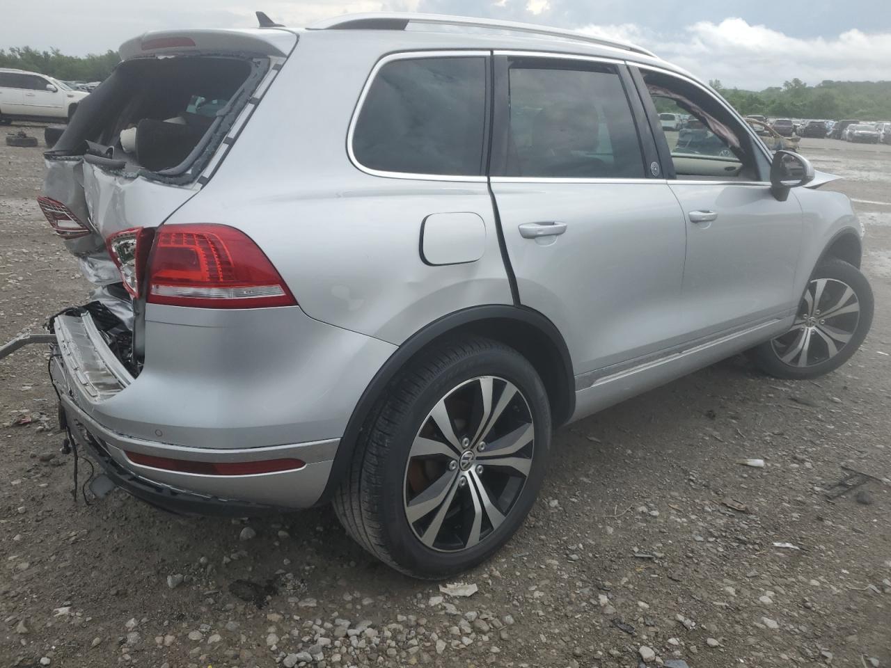 2017 Volkswagen Touareg - Фото 3