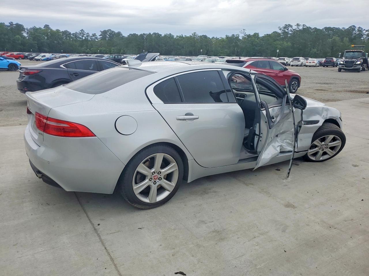 2017 Jaguar Xe Premium - Image 3