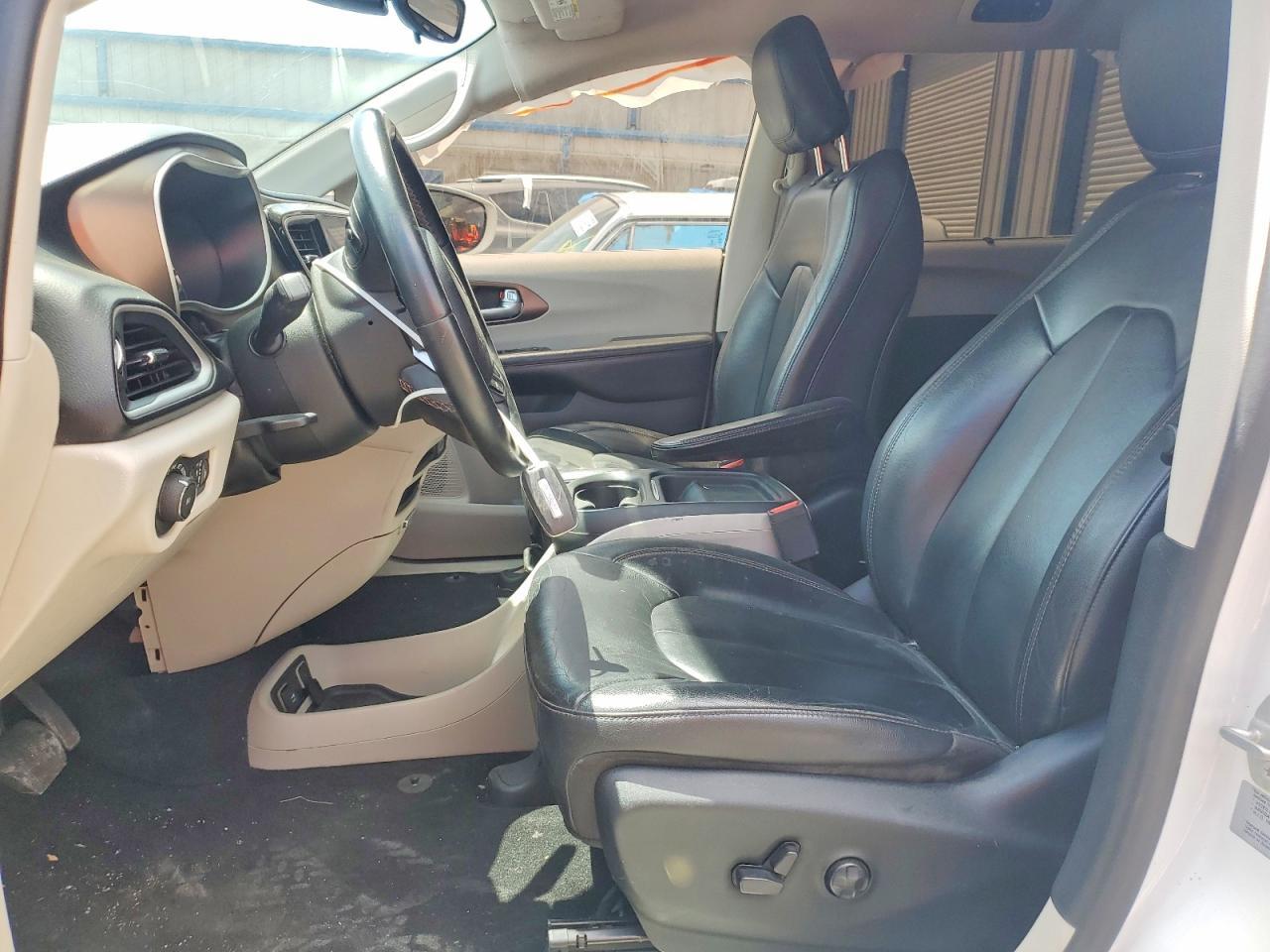 2017 Chrysler Pacifica Touring L - Image 7