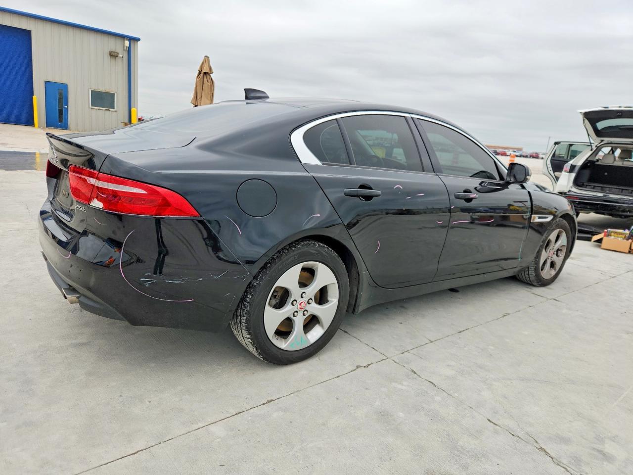 2017 Jaguar Xe - Фото 3