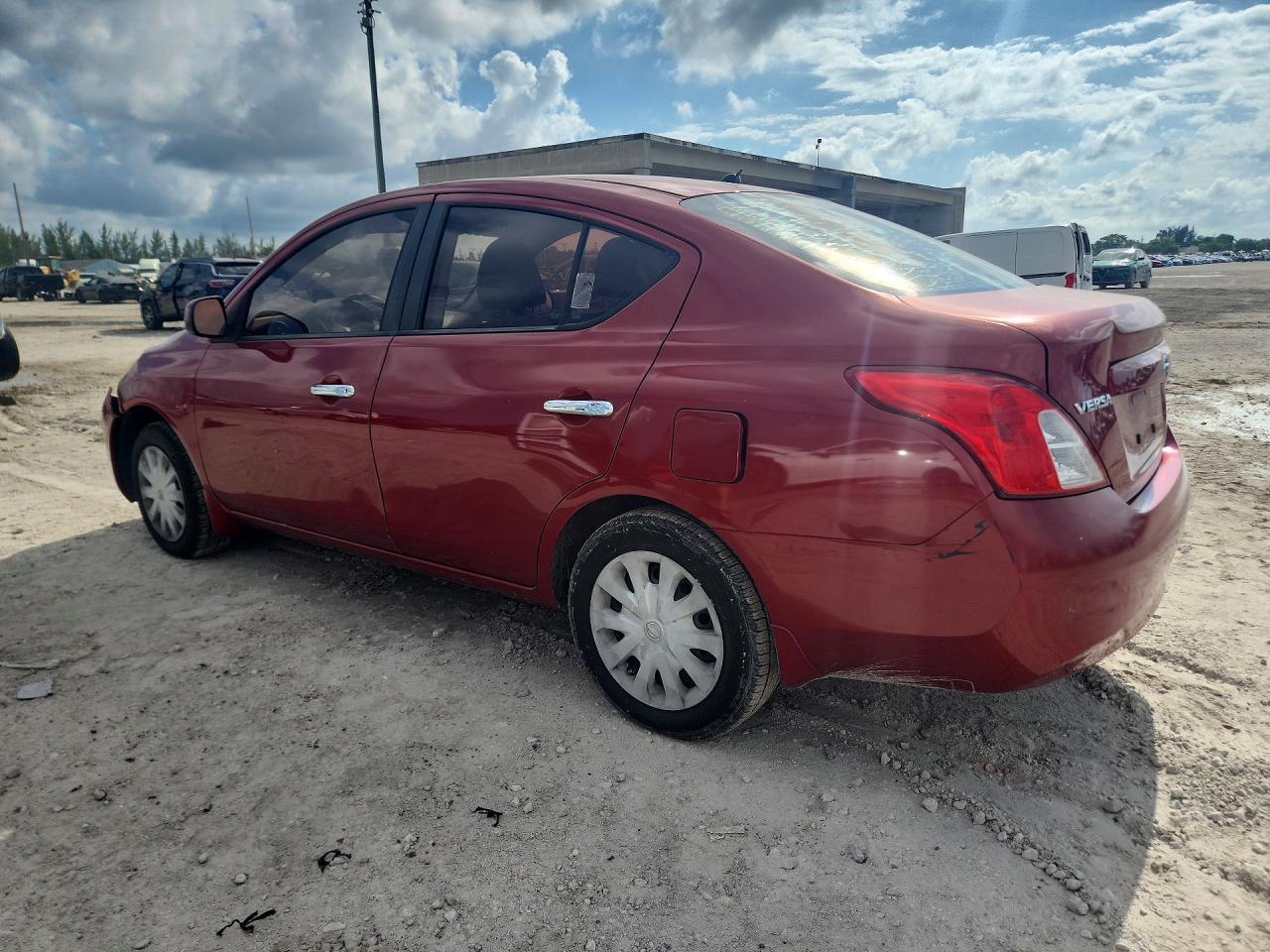 2012 Nissan Versa 1.6 S - Фото 2