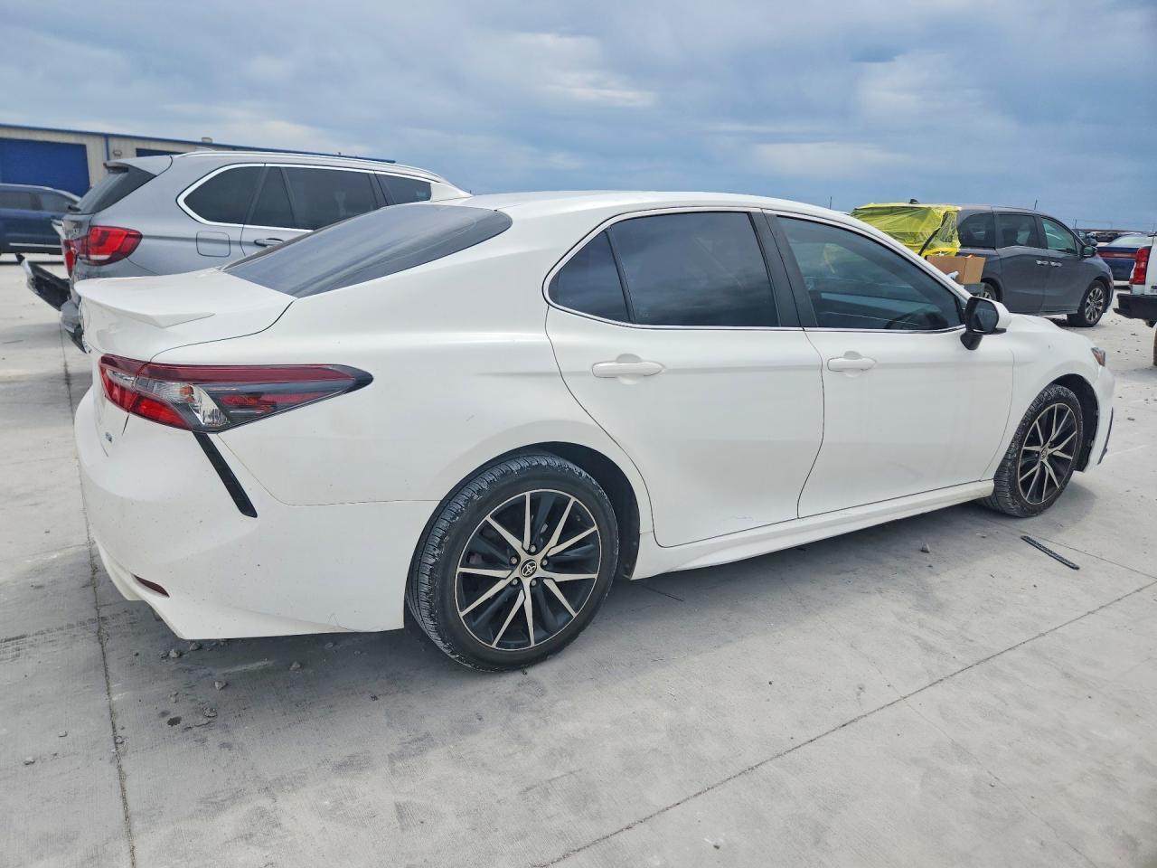 2021 Toyota Camry - Фото 3