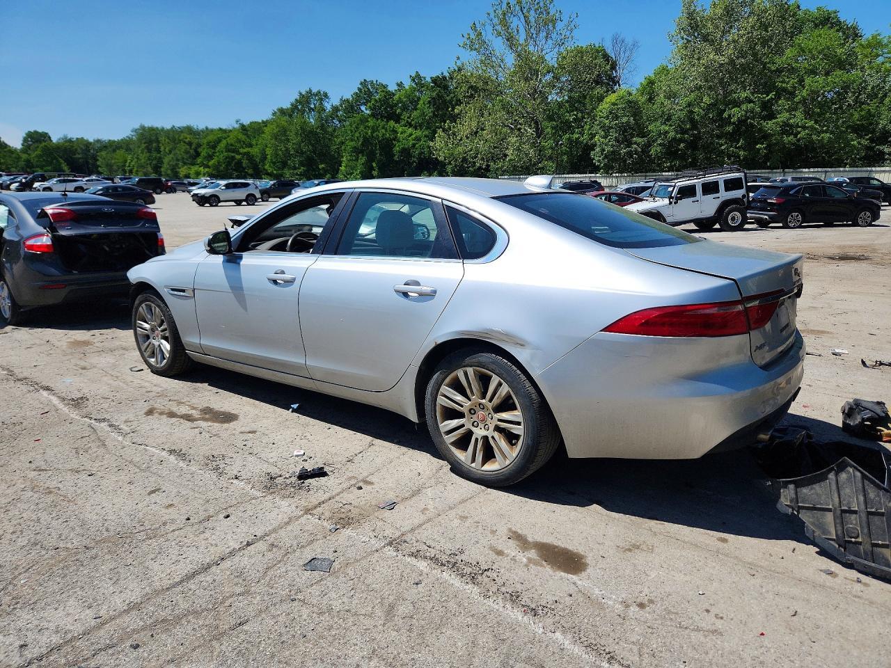2017 Jaguar Xf - Image 2