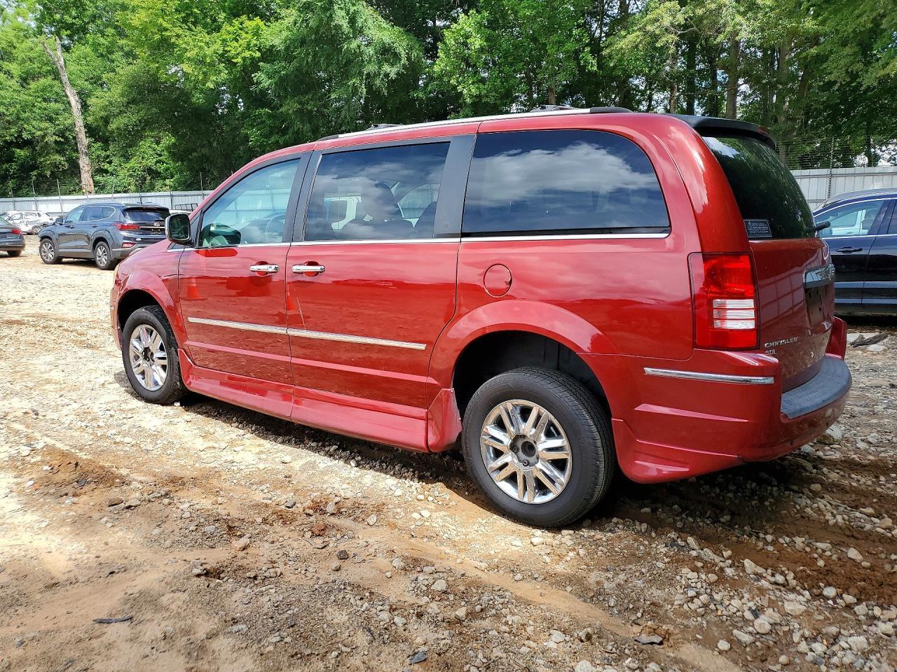 2010 Chrysler Town & Country Limited - Фото 2