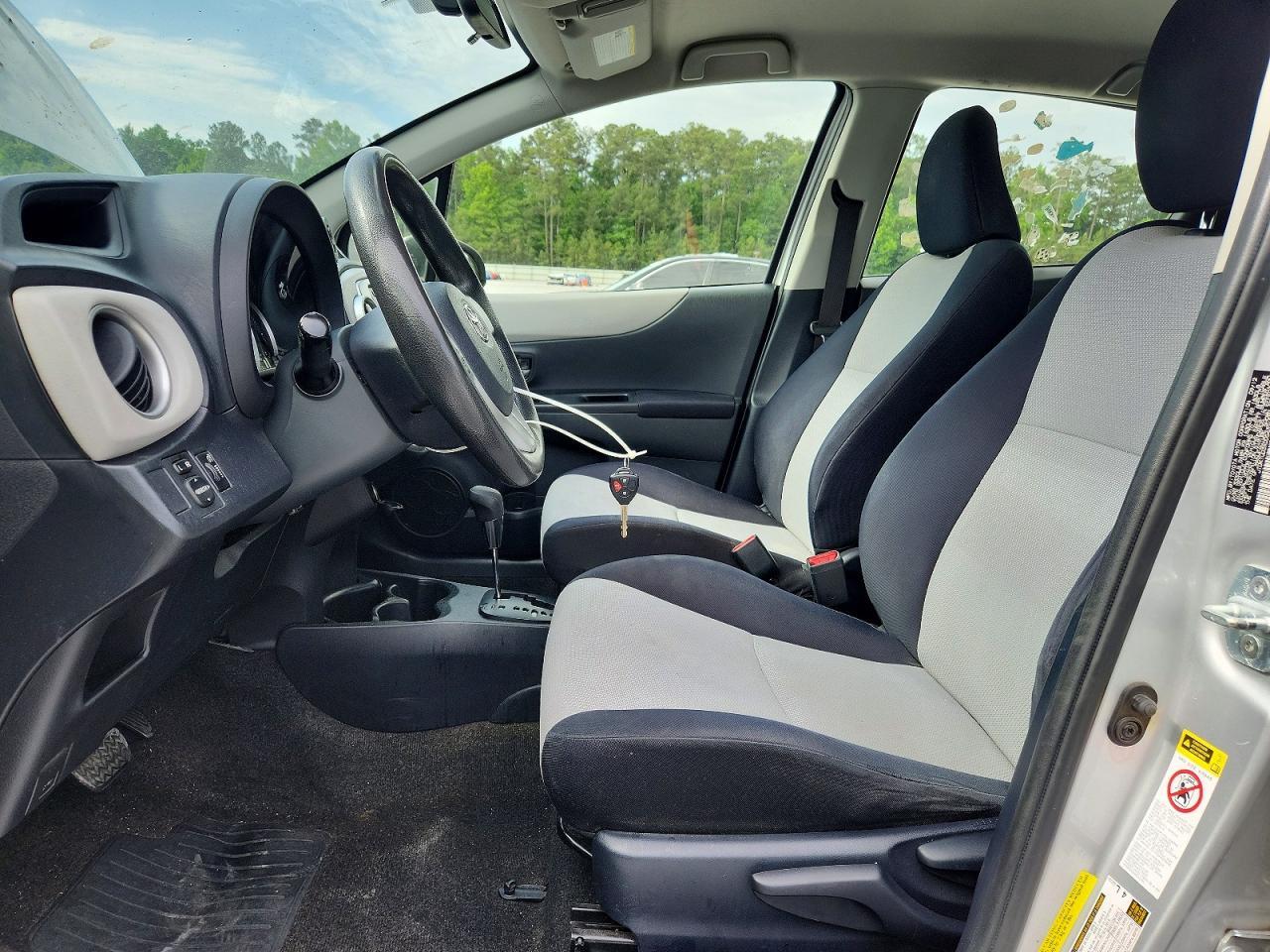 2013 Toyota Yaris 5-Door Le - Фото 7
