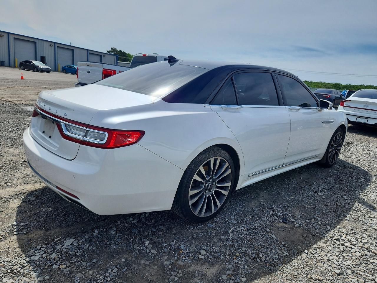 2018 Lincoln Continental Select - Image 3
