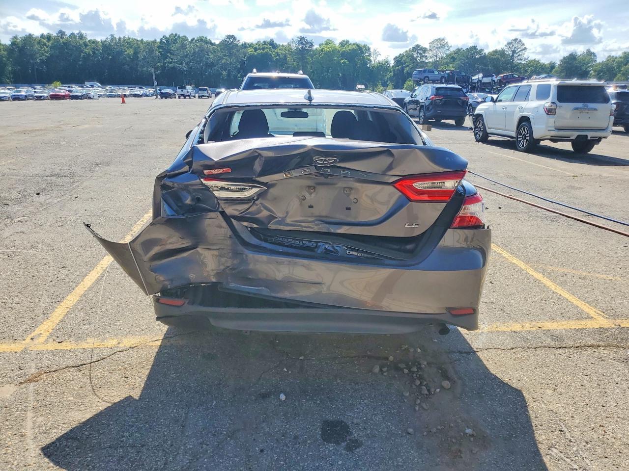 2020 Toyota Camry Le - Фото 6
