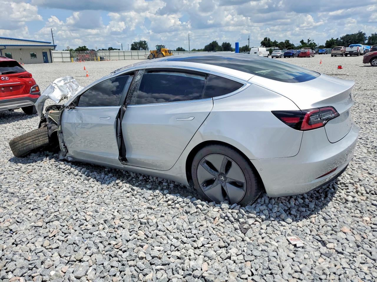 2018 Tesla Model 3 - Фото 2