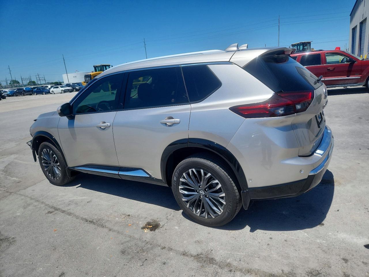 2025 Nissan Rogue Platinum - Image 2