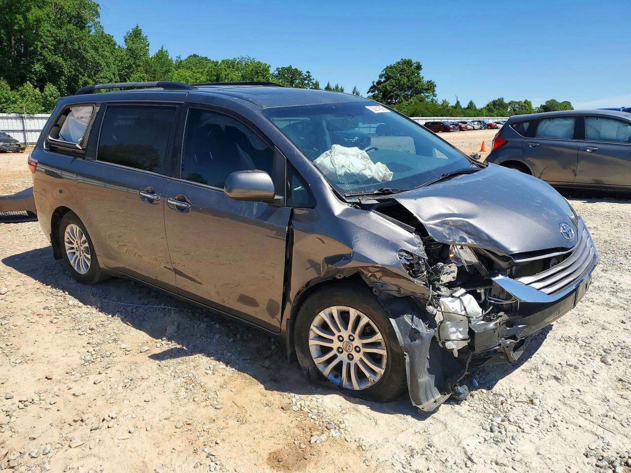 2017 Toyota Sienna Xle Premium 8-Passenger - Фото 4