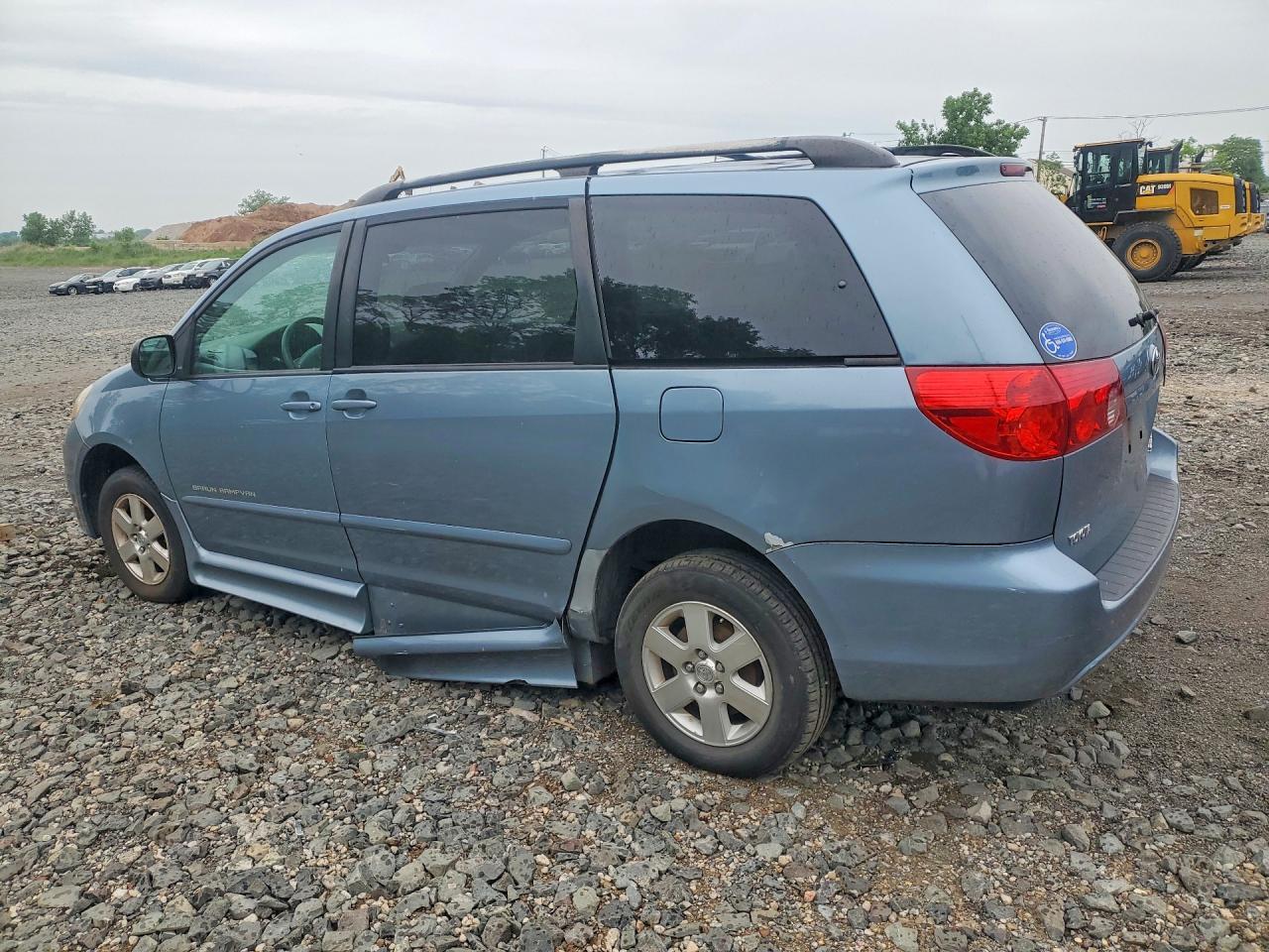 2006 Toyota Sienna Le 8 Passenger - Image 2