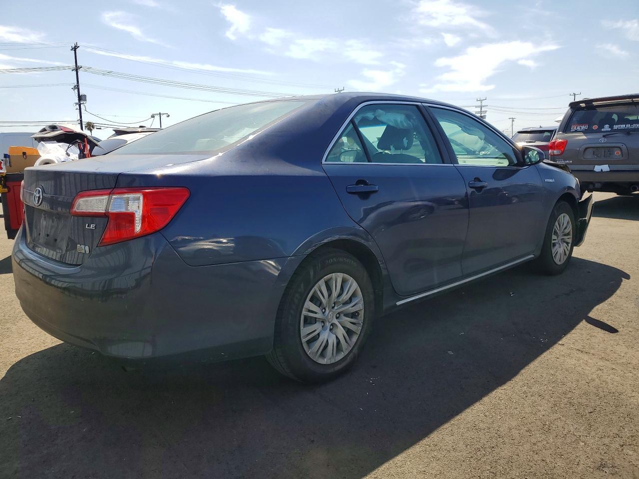 2014 Toyota Camry Hybrid Le - Image 3