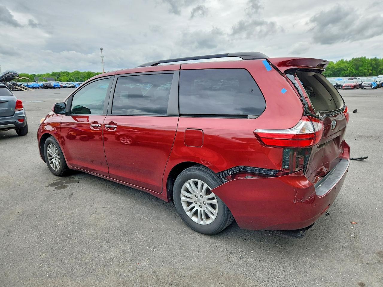 2016 Toyota Sienna Xle 8-Passenger - Фото 2
