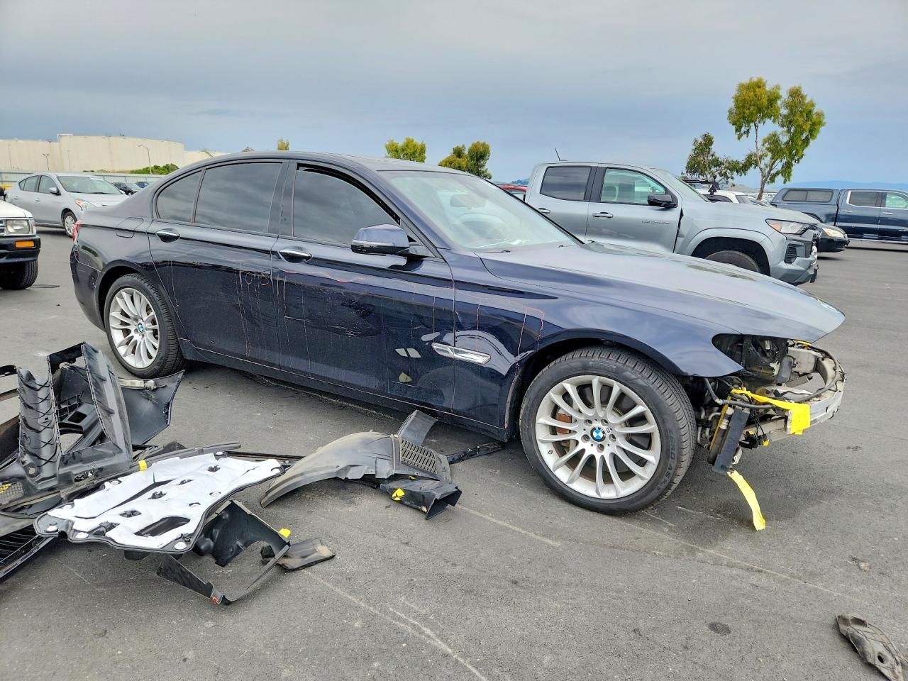 2015 BMW 750 Xi - Image 4