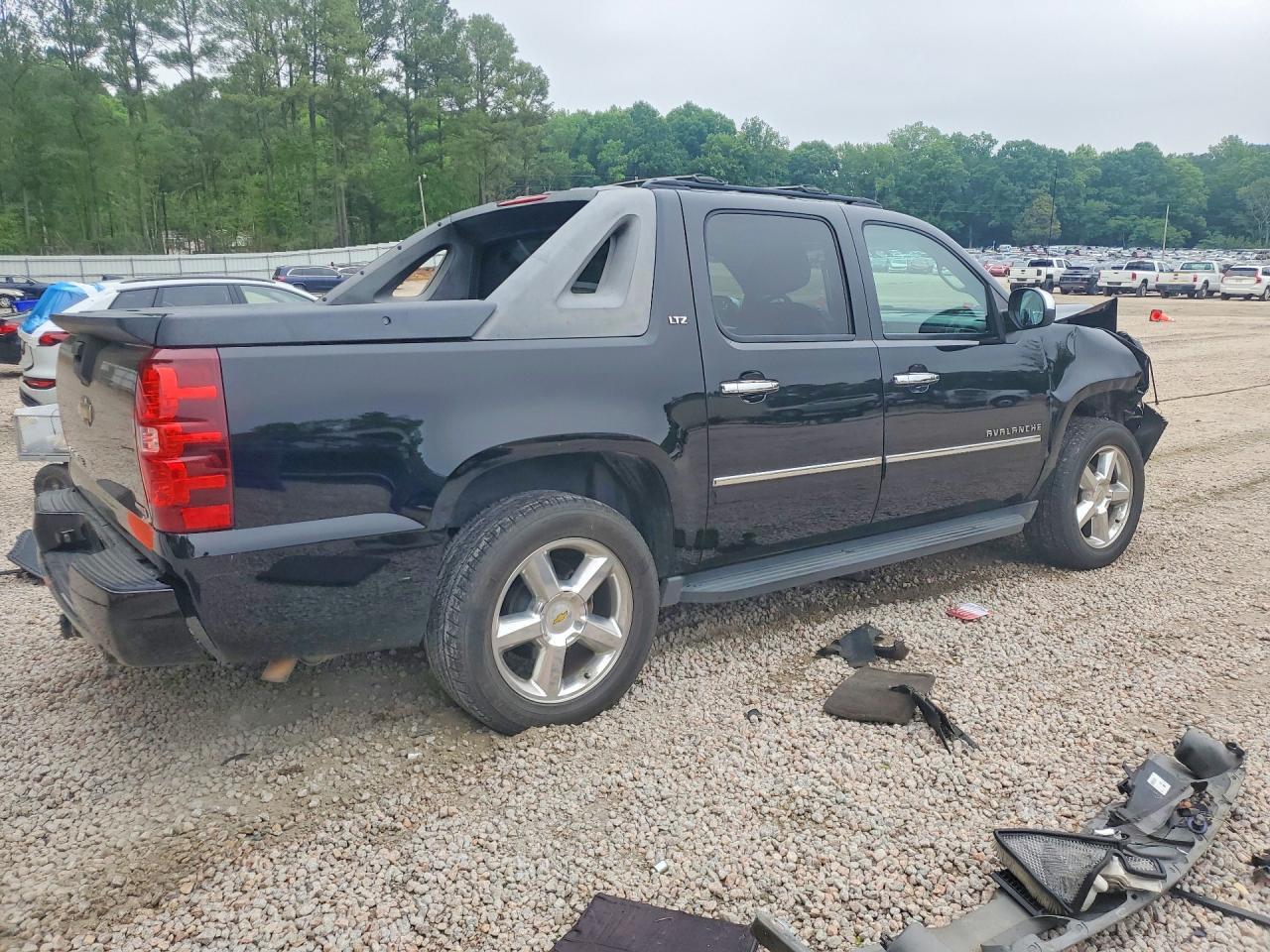 2011 Chevrolet Avalanche Ltz - Image 3