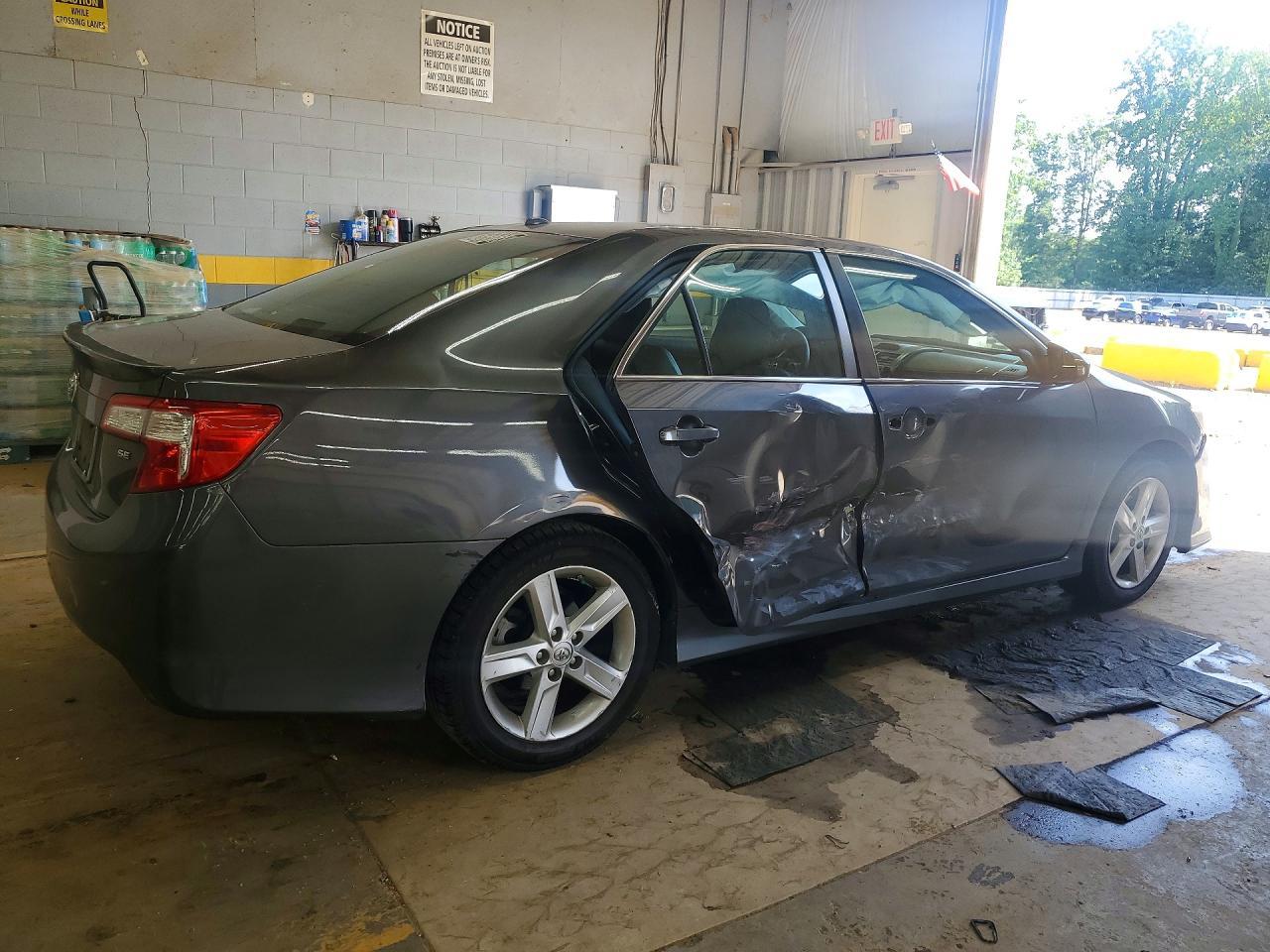 2014 Toyota Camry Se - Image 3