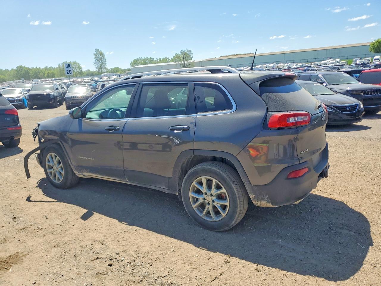 2016 Jeep Cherokee Latitude - Image 2