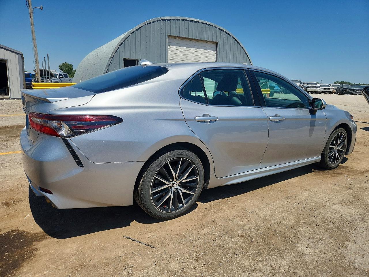 2021 Toyota Camry Se - Фото 3