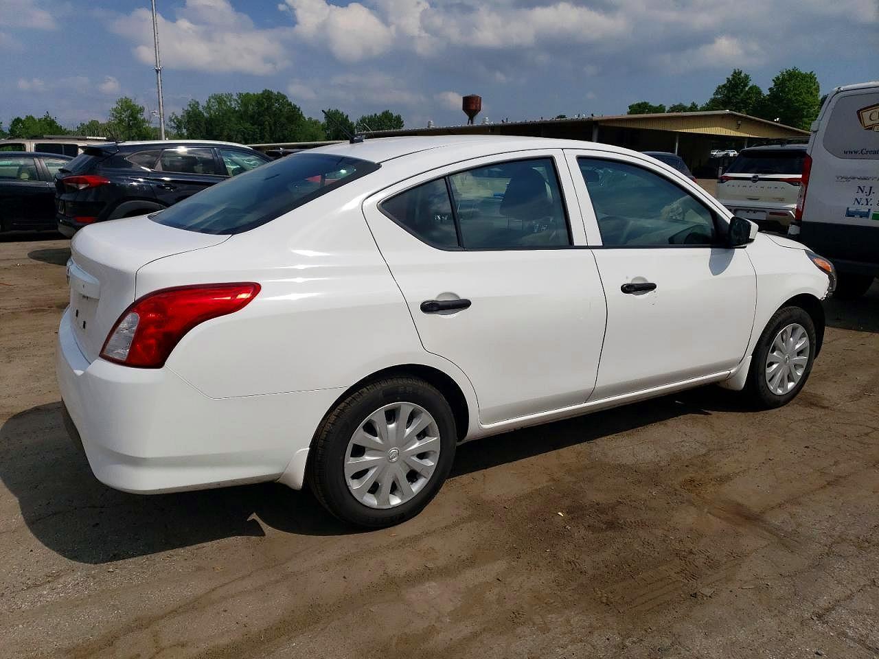 2018 Nissan Versa S - Фото 3