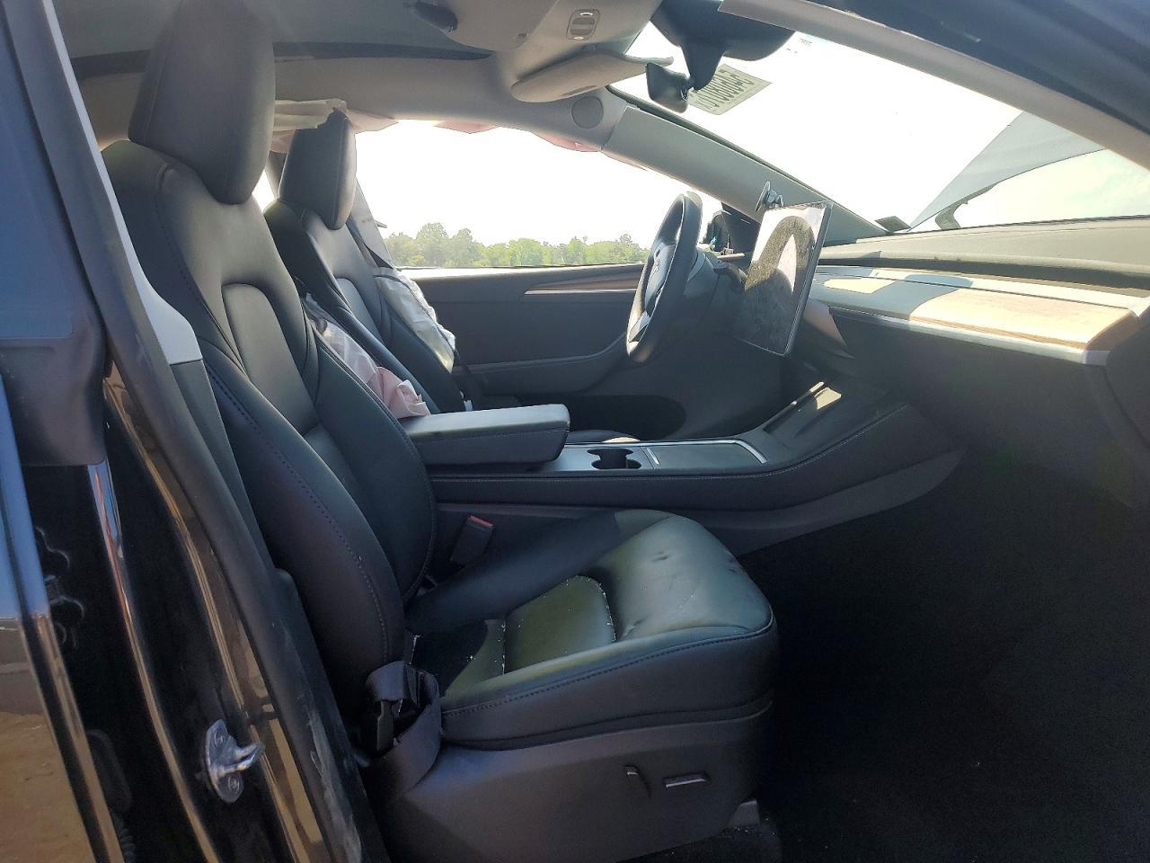 2025 Tesla Model Y - Image 7
