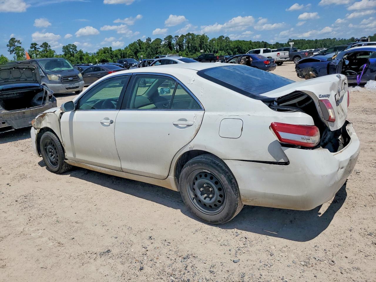 2011 Toyota Camry Le - Фото 2
