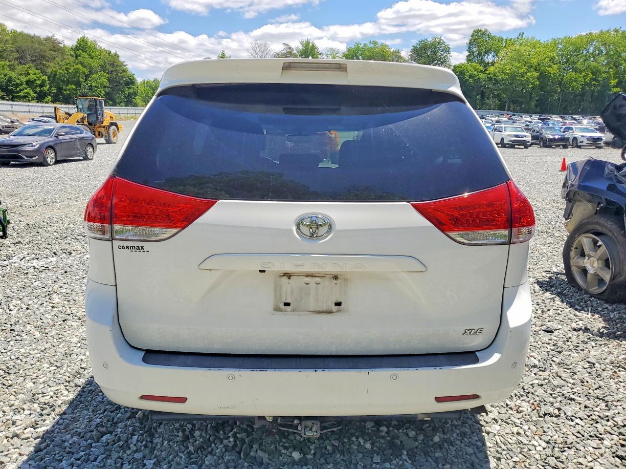 2014 Toyota Sienna Xle 8-Passenger - Image 6