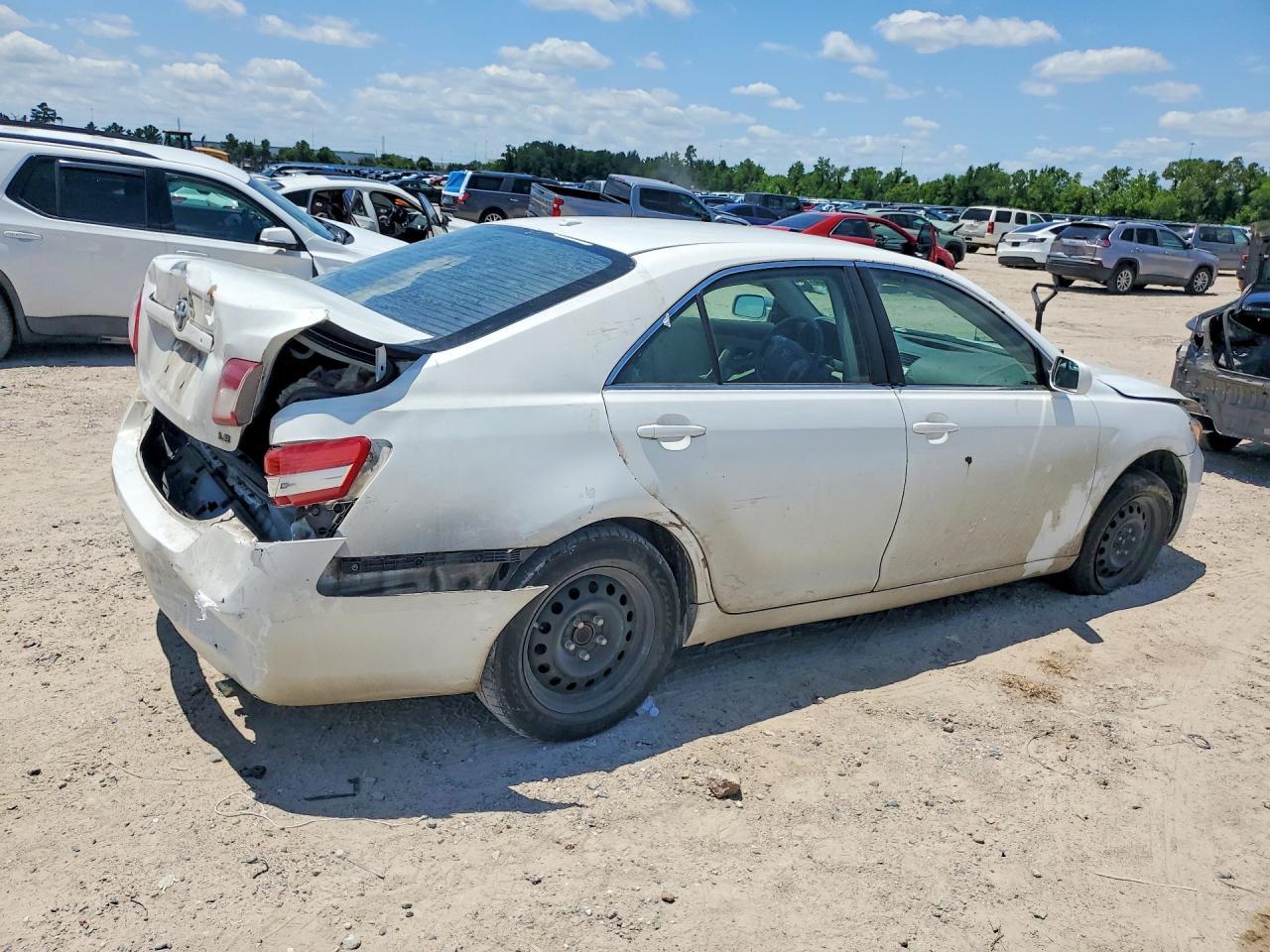 2011 Toyota Camry Le - Фото 3