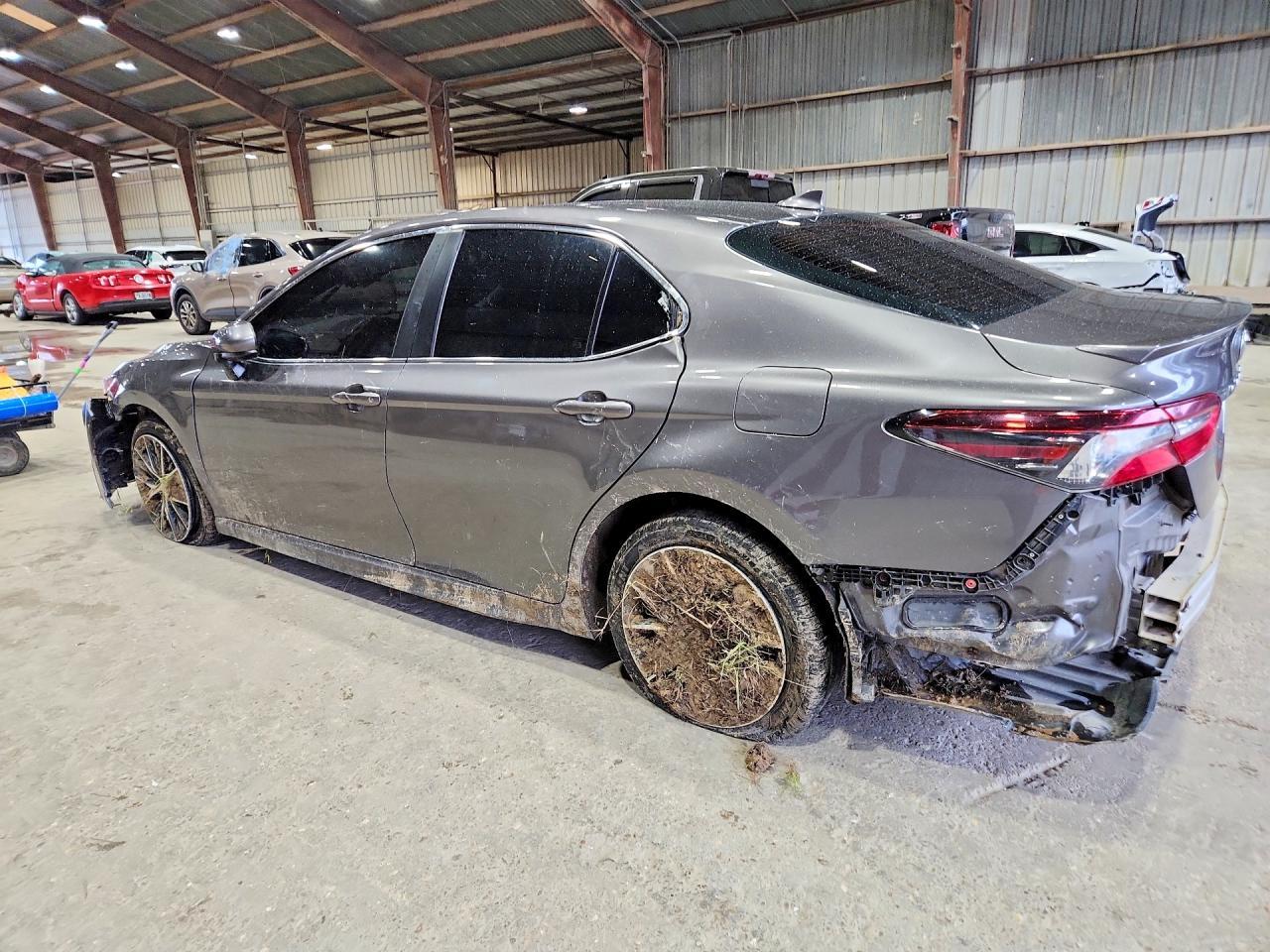2021 Toyota Camry Se - Фото 2