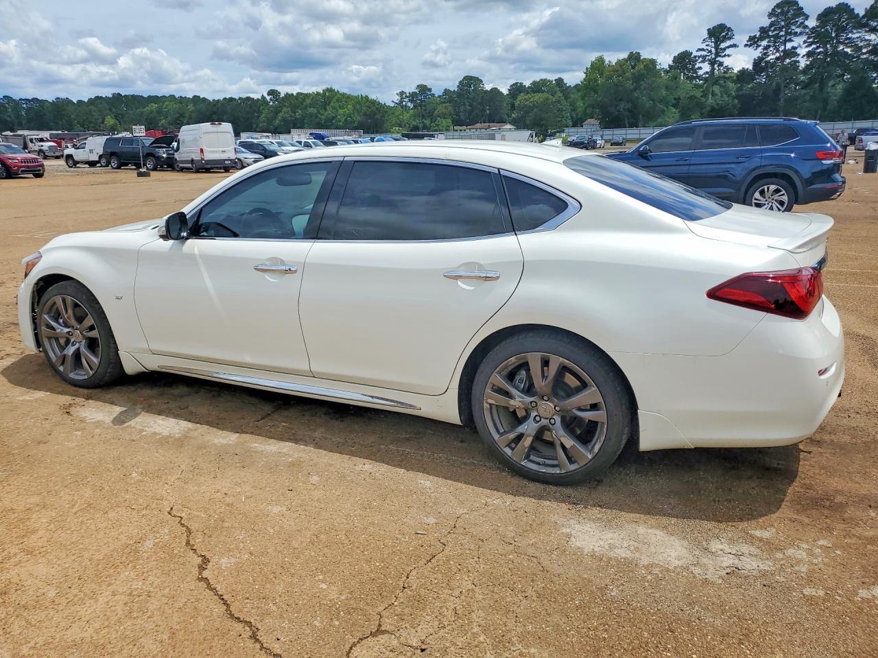 2017 Infiniti Q70L 3.7 - Image 2