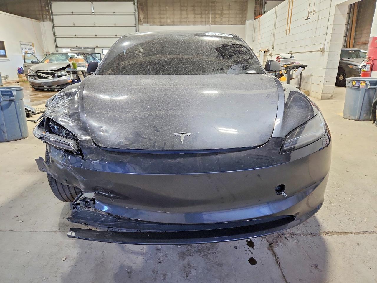 2025 Tesla Model 3 - Фото 5