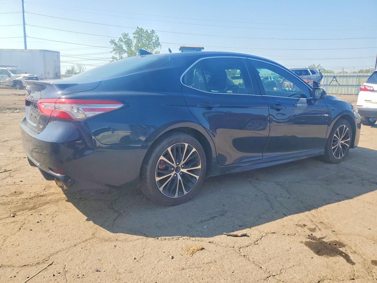 2019 Toyota Camry Se - Фото 3