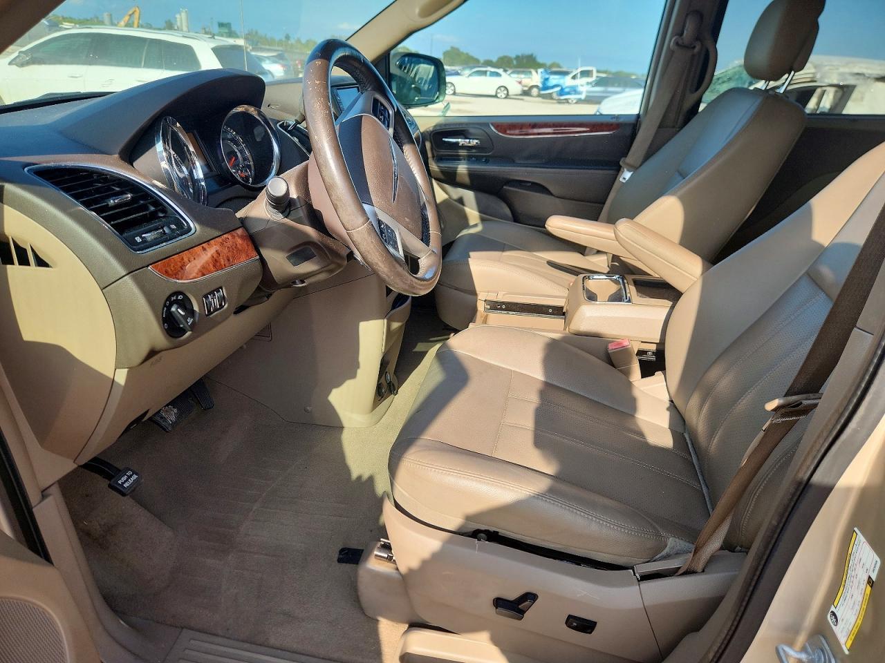 2016 Chrysler Town & Country Touring L - Фото 7