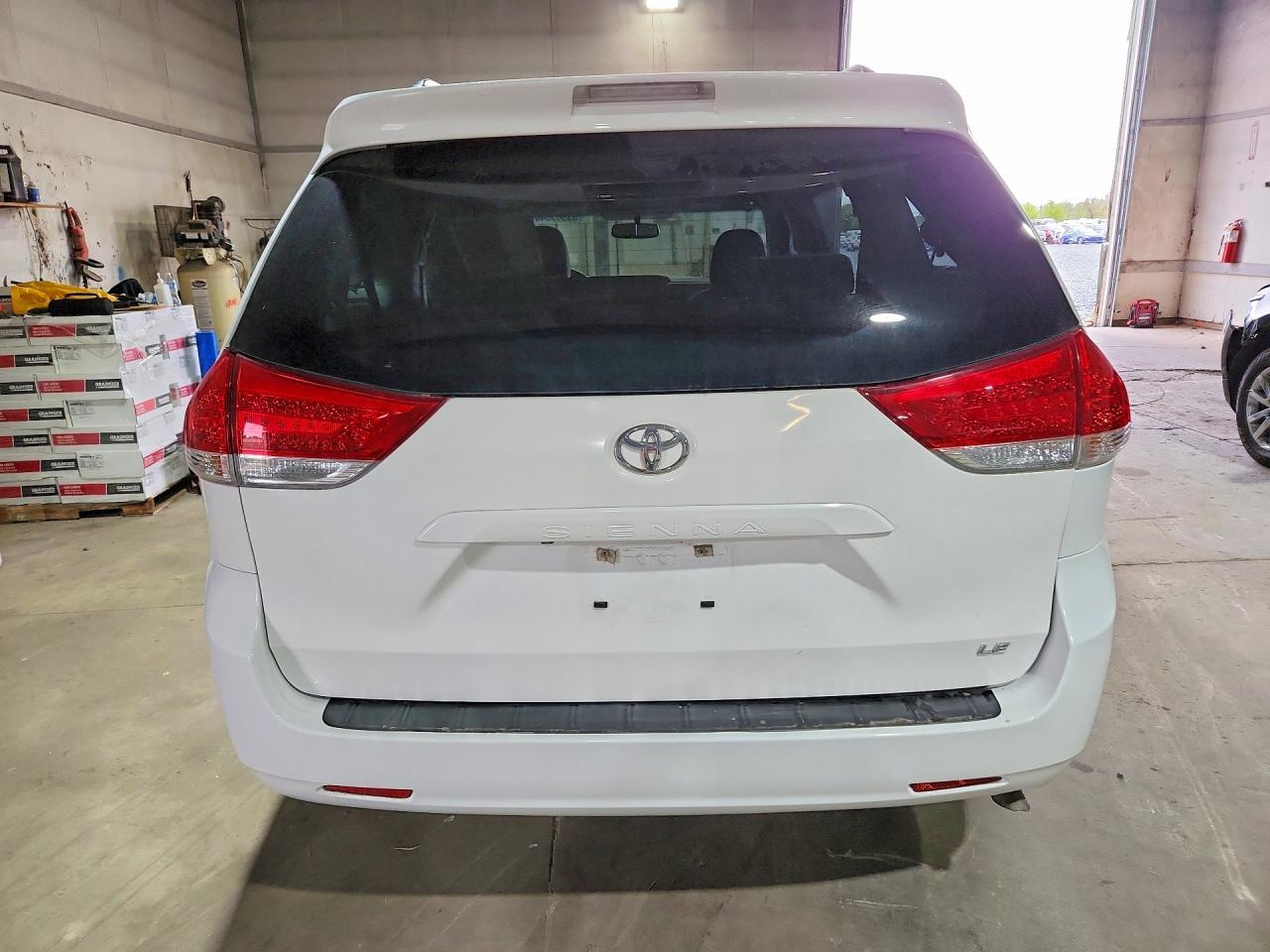 2011 Toyota Sienna Le - Фото 6