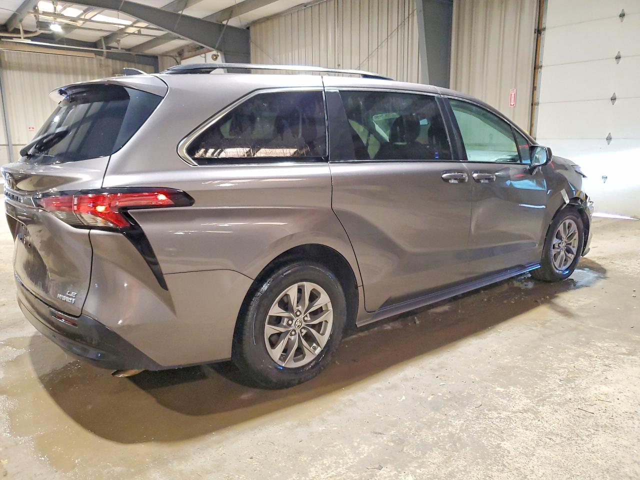 2022 Toyota Sienna Le - Фото 3